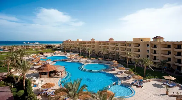Amwaj Blue Beach Resort & Spa opinie: rozległy kompleks z basenami, palmami i widokiem na morze. Idealne miejsce na wakacje.
