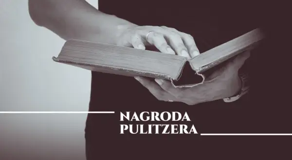 Dłonie trzymają otwartą, starą książkę. Napis "Nagroda Pulitzera" sugeruje, że to dzieło zasługuje na to prestiżowe wyróżnienie.