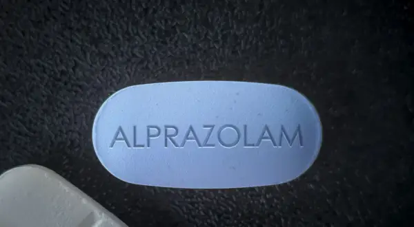 Niebieska tabletka z napisem "ALPRAZOLAM". Czy alprox jest bezpieczny? Czy to psychotrop?