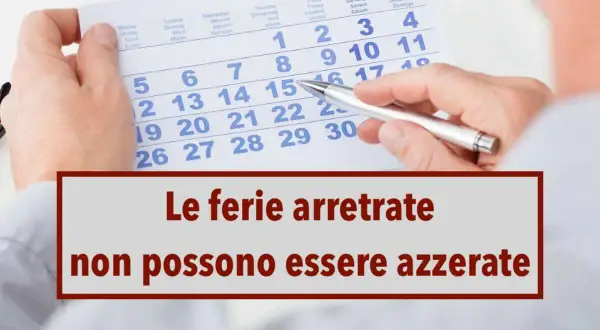 Mani che sfogliano un calendario, con la scritta "Le ferie arretrate non possono essere azzerate".