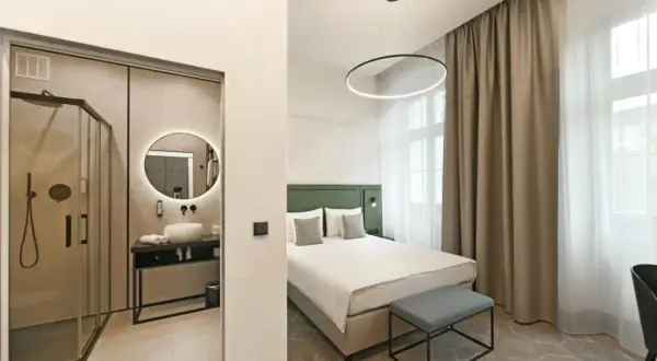 Nowoczesny pokój z łazienką w Herbal Hotel Wrocław. Jasne wnętrze, wygodne łóżko i stylowe dodatki.