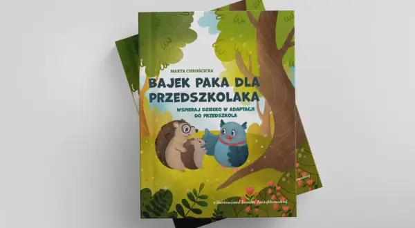 Urocza okładka książki "Bajek paka dla przedszkolaka" z jeżami i sową w lesie.