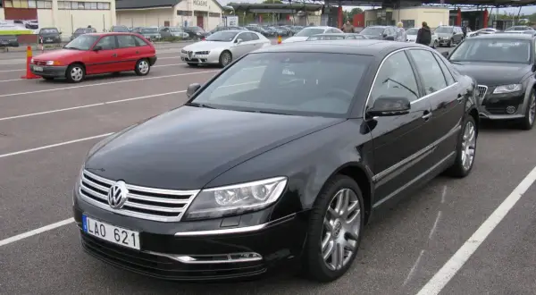 Svart VW Phaeton med registreringsskylten LAO 621 parkerad vid en gränsstation.