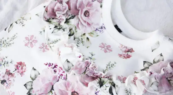 Bluza w kwiaty dla dziewczynki: Jaki fason, wzór i stylizację wybrać?