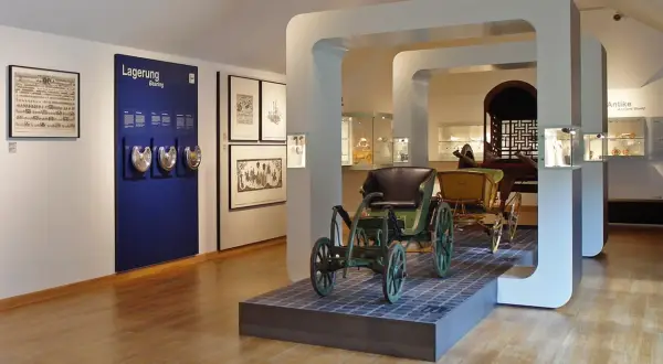 Im Museum sind die Anfänge der Mobilität zu sehen: Rad und Wagen, von der Lagerung bis zur antiken Welt.