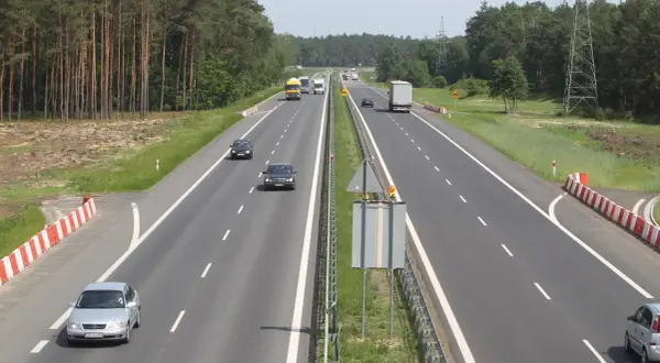 Na autostradzie ruch jest spory, a jeden z kierowców zdecydował się na wyprzedzanie z prawej strony.