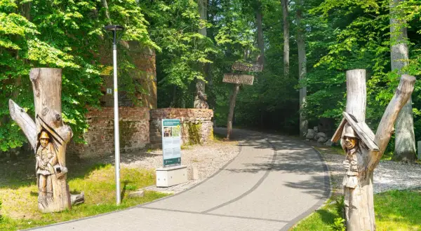 Drewniane rzeźby żołnierzy witają przy ścieżce prowadzącej do Wilczego Szaniec.