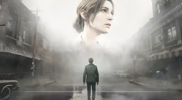 James Sunderland stoi na mglistej ulicy, patrząc w górę na gigantyczną twarz Marii. To kluczowy moment z gry, który może pomóc w **Silent Hill 2 poradnik**.