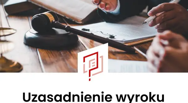 Sądowy młotek, waga sprawiedliwości i prawnicy analizujący dokumenty. Wniosek o uzasadnienie wyroku w toku.
