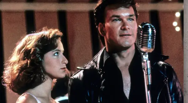 Johnny und Baby vor dem Mikrofon. Ein ikonischer Moment aus Dirty Dancing, der heute im TV läuft.