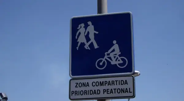 Señal de carril bici compartido con peatones, indicando prioridad peatonal.