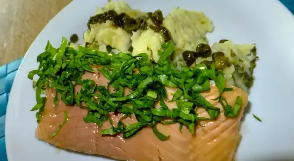 Lachsfilet mit Kräutern und Kartoffelpüree. Eine köstliche Idee für Sauerampfer Rezepte, die Frische und Geschmack vereint.