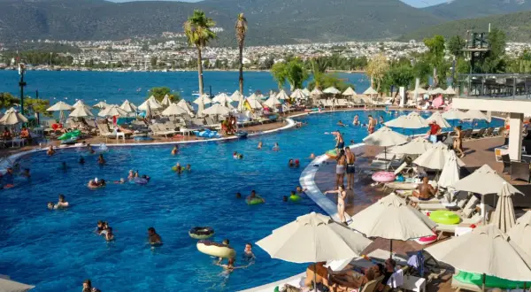 Wakacje all inclusive plus to raj dla rodzin: basen, morze, słońce i mnóstwo zabawy dla każdego.
