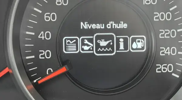 Na desce rozdzielczej Volvo V40 wyświetla się komunikat "Niveau d'huile" (poziom oleju) z ikoną wskazującą, że poziom oleju jest niedostępny.