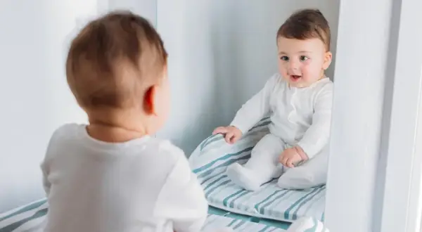 Dlaczego dziecko nie powinno patrzeć w lustro? Fakty i mity
