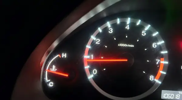 Instrumentpanel visar normal motortemperatur för dieselbilen. Varvräknaren visar lågt varvtal.