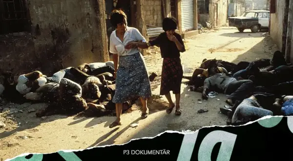 Två kvinnor går förbi döda kroppar på en gata, en påminnelse om massakern i Sabra och Shatila.