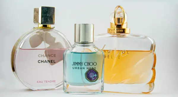 Trzy flakony perfum: Chanel Chance Eau Tendre, Jimmy Choo Urban Hero i Estee Lauder Beautiful. Różne rodzaje edp vs edt.