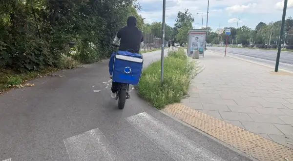 Czy motorowerem można jeździć po ścieżce rowerowej? Sprawdź przepisy!