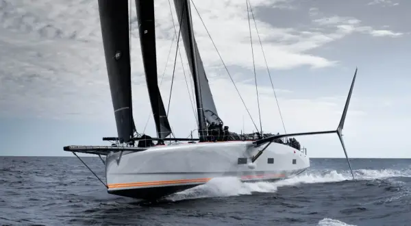 Il Baltic 111 Raven sfreccia sull'onda, vele nere spiegate, un'elegante silhouette che solca il mare.
