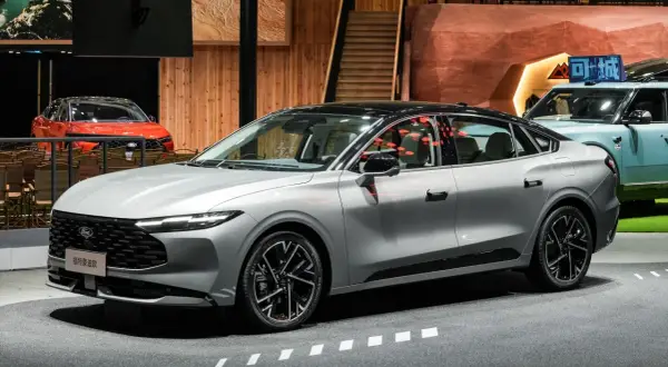 Elegancki, srebrny Ford Mondeo 2025 z czarnym dachem prezentuje się na wystawie.