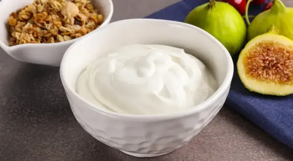 Gęsty jogurt grecki, idealny na zdrowe śniadanie. Sprawdź jogurt grecki kcal i ciesz się pysznym posiłkiem z granolą i figami.