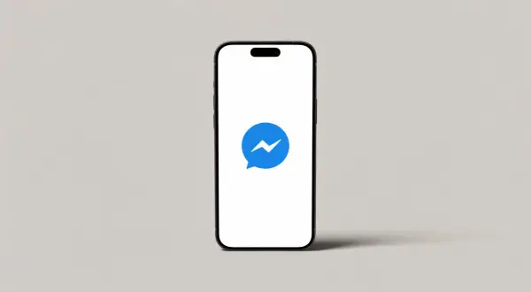 Telefon z ikoną Messengera. Dowiedz się, jak wyłączyć aktywność na Messengerze i Facebooku, by zyskać prywatność.