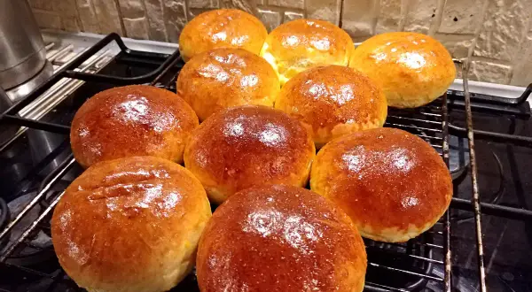 Jak upiec idealne bułki do hamburgerów? Czas i temperatura pieczenia