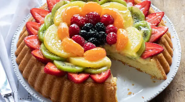 Torte alla frutta particolari, un tripudio di colori con fragole, kiwi, mandarini e frutti di bosco su una base di crema pasticcera.
