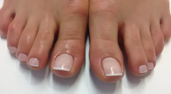 Delikatne, francuskie paznokcie u stóp. Idealny pedicure ślubny, który podkreśli elegancję w tym wyjątkowym dniu.