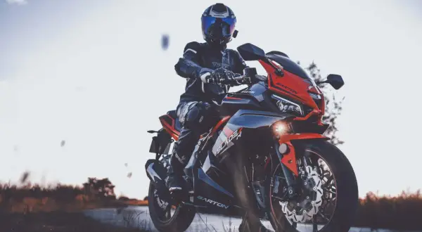 Motocyklista w kombinezonie na sportowym Barton Blade. Zastanawiasz się, ile pali motocykl?