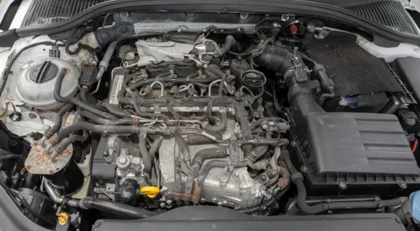 Silnik 1.6 TDI z widocznymi przewodami, filtrem powietrza i zbiorniczkiem płynu.