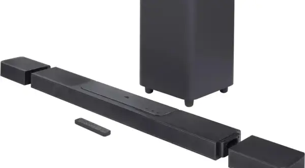 Soundbar JBL z subwooferem i pilotem, gotowy do podłączenia, by cieszyć się kinowym dźwiękiem. Dowiedz się, jak podłączyć głośnik JBL z telewizorem.