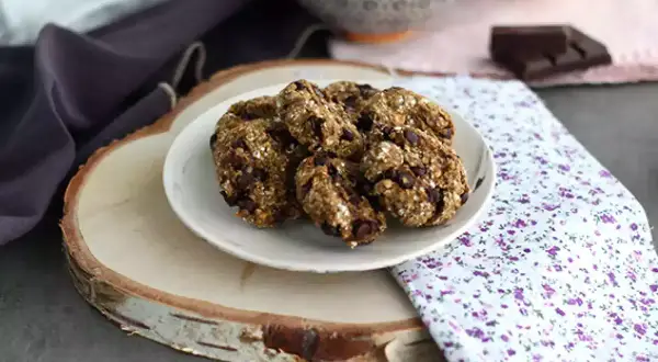 Havrekakor med chokladbitar, perfekta till en kopp kaffe mocca.