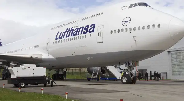 Lufthansa Boeing 747 am Boden. Passagiere steigen ein oder aus.