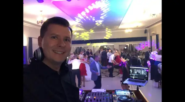 Jak napisać do DJ-a na 18. urodziny? Poradnik i wzory wiadomości