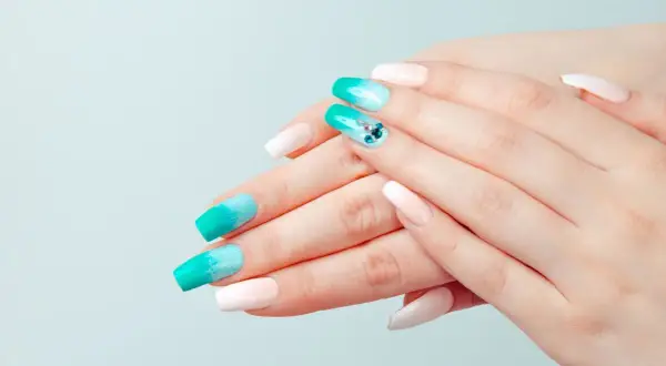 Dwukolorowe paznokcie: modny manicure krok po kroku. Odkryj sekrety!