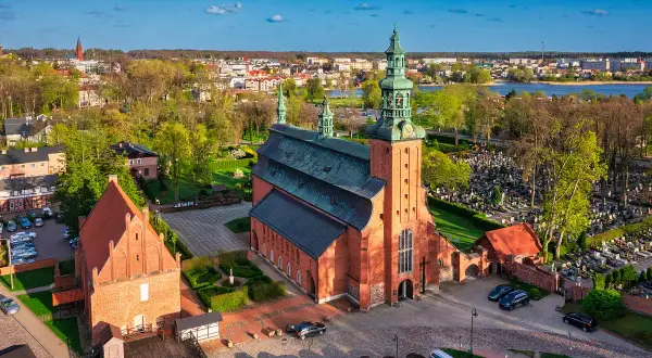 Fundusz kościelny na co jest przeznaczany i jak wspiera duchownych oraz obiekty sakralne