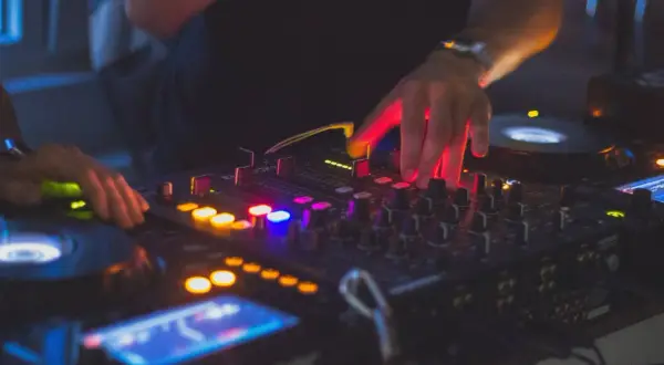 Ile zarabia DJ za noc? Zaskakujące stawki w Polsce i ich wpływ