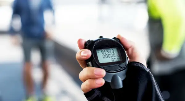 Cronómetro en mano, listo para medir el tiempo. Así es para que sirve un cronometro: para registrar cada segundo de tu entrenamiento y superar tus límites.
