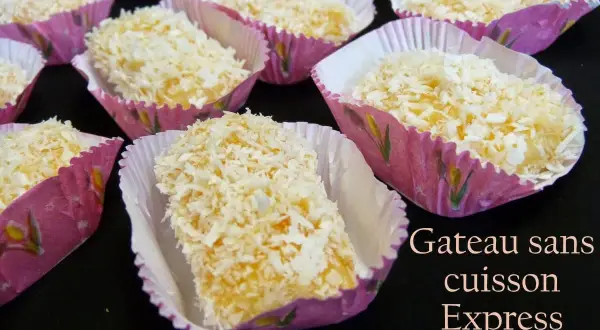Plusieurs petits gâteaux sans cuisson, recouverts de noix de coco râpée, présentés dans des caissettes roses décorées.