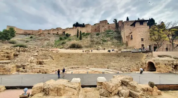 Teatro romano y Alcazaba, visitas imprescindibles en Málaga. Un viaje al pasado entre ruinas y murallas.