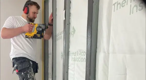 Jak rozchodzi się dźwięk w bloku i jak go skutecznie zredukować