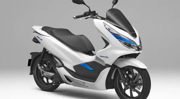 Biały skuter elektryczny Honda PCX Electric. Zastanawiasz się, czy na skuter trzeba mieć prawo jazdy? Ten model jest idealny do miasta.
