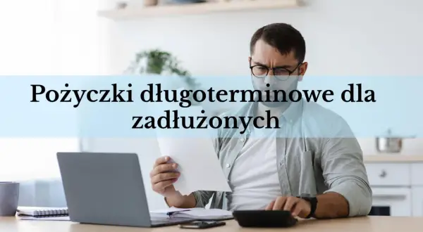 Mężczyzna z okularami analizuje dokumenty przy biurku z laptopem i kalkulatorem. Napis: "Pożyczki długoterminowe dla zadłużonych".