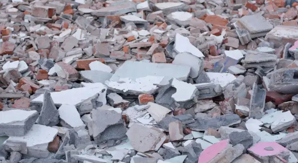 Gruz budowlany, cegły i beton. Może to być materiał do wyrównania terenu działki, zgodnie z prawem budowlanym.