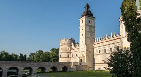 Zamek w Krasiczynie, jeden z najpiękniejszych obiektów w zbiorze muzeów w Polsce, z mostem nad fosą.