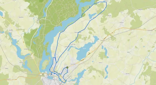 Mapa szlaku rowerowego wokół jeziora, prowadzącego przez malownicze tereny z licznymi jeziorami i lasami.
