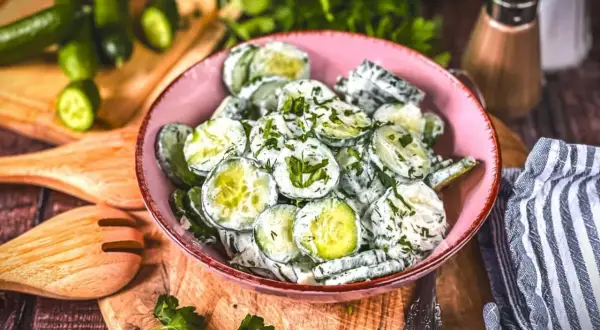 Gurken-Joghurt-Salat: Cremig, frisch & einfach Das perfekte Rezept