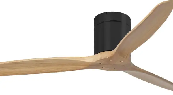 Ventilador de techo con aspas de madera natural y motor negro. Ideal para un acabado moderno en pladur.